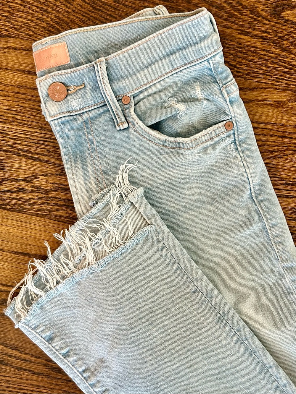 MOTHER - Insider Crop Step Fray
“Free Hugs” is a light vintage color